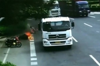 Teherautó alá szorult, majd felgyulladt a robogós