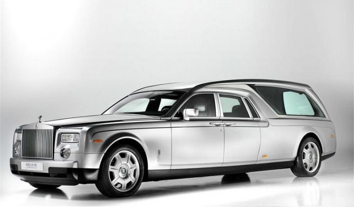 A leggyorsabb halottaskocsi 1 A Phantom Hearse B12 néven futó autó érdekessége, hogy nemcsak az első üléssort tartották meg, de a hátsókat is, ahová ráadásul továbbra is előre nyíló ajtókon lehet beszállni. Csak ezt követi a 234 centis koporsórekesz. A kiegészítő részeket az alap autó karosszériájához hasonlóan, alumíniumból készítették. Megmaradt az 6,75 literes V12-es benzinmotor és a szintszabályozós légrugózás is.