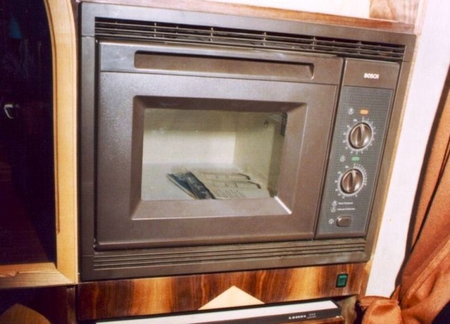 Még mikrohullámú sütő is volt a kuvaiti Ikarus 250-esben, amely alatt egy Lehel hűtő kapott helyet