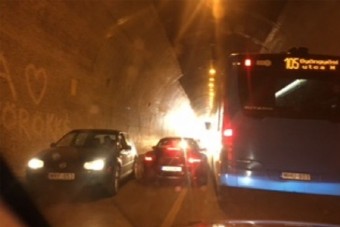Ideges porschés miatt dugult be az alagút