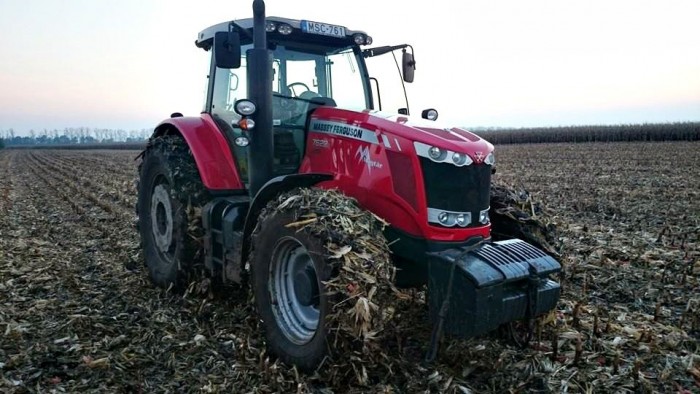 Magyar gazdák derékig sárban 18