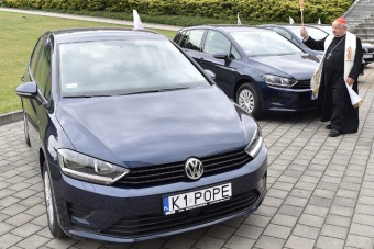 Elárverezik a Ferenc pápát szállító Golfokat