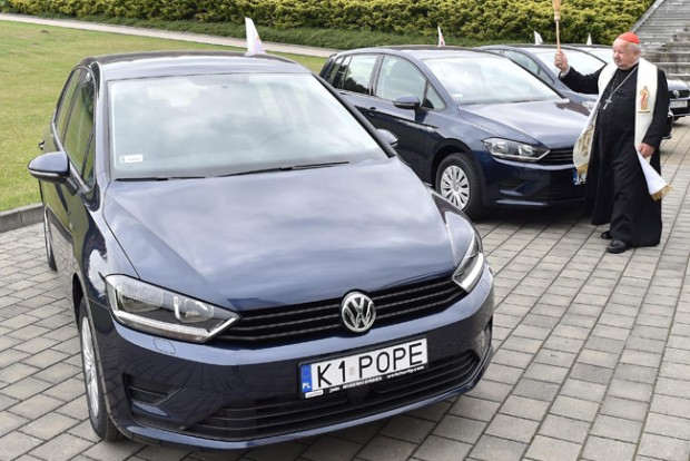 Elárverezik a Ferenc pápát szállító Golfokat