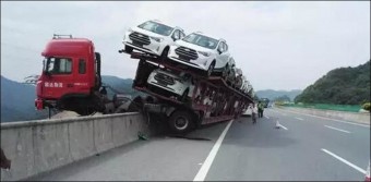 Megrázó fotók a 150 méter magasban lógó kamionról