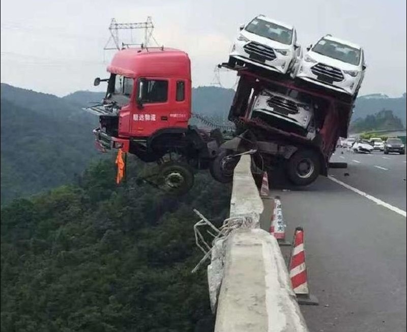 Megrázó fotók a 150 méter magasban lógó kamionról 3 | Vezess 9d085e59dcb4dee9ced2e4cd073f336b