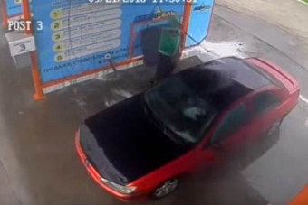 Magasnyomású mosóval kicsapni egy Peugeot belterét?