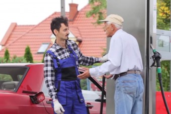 Kegyetlen átverés szedte áldozatait a benzinkúton