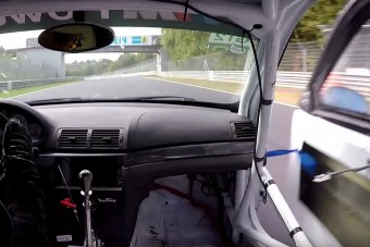 Amikor 280-nál leszakad az ajtó, az nem vicc