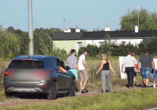 Gyalogosok között, járdán került dugót a pofátlan sofőr