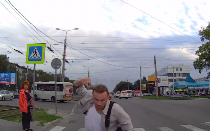 Bepipult a gyalogos, ököllel húzott rá a kocsira