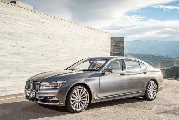 Kocsik, amikben nagyon jó lenni 1 BMW 7-es: hibátlan telefon-csatlakoztatás, a fedélzeti funkciók táblaszámítógépről történő vezérelhetőség, távolról lekérhető helyzetjelentés és csaknem hibátlan központi kezelőegység (iDrive) biztosította a luxusszedán helyét a listán.