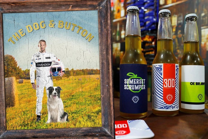 Button kocsmát kapott az F1-pályán