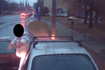 Buszsofőrrel hőbörgött a bunkó autós Győrben