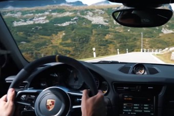 Eszményi veretés tökéletes utakon egy Porsche 911 GT3 RS-sel