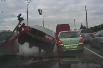 Későn fékezett a BMW-s, repüléses baleset lett a vége