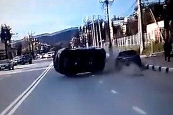 Beledurrant hátulról az álló kocsiba, de hogy!