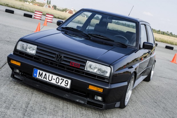 Élményautó: VW Golf II Rallye 6 Köszönjük a Tököli Vezetéstechnikai Képzési Központ munkatársai segítségét a cikk megvalósításában! Elérhetőség: +36302525399 és info@vezetestechnika.eu