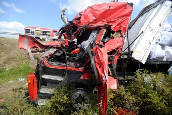 Ijesztő fotók az M0-son árokba borult kamionról