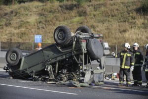 Képek az M0-son felborult katonai terepjáróról