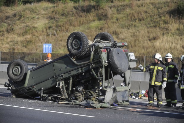 Képek az M0-son felborult katonai terepjáróról
