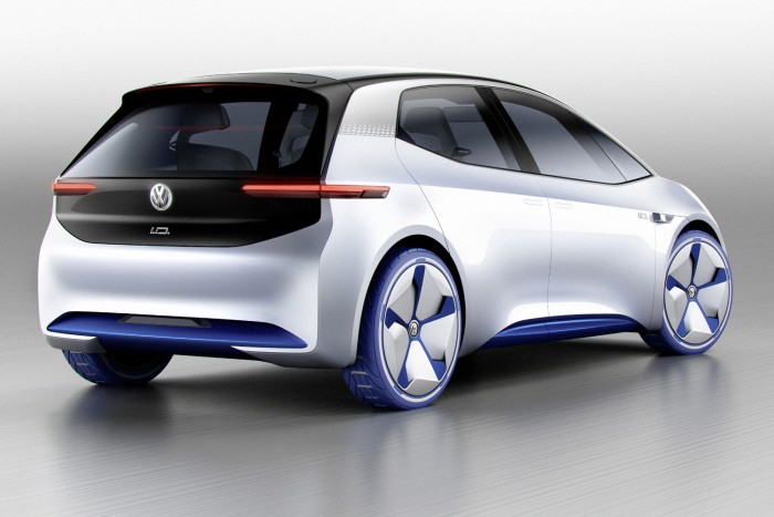 Elektromos társat kap a VW Golf 5 Az I.D. 2020-ra, a Golffal párhuzamosan kerül piacra. Vélhetően ez a Golf-e végét is jelenti majd, hiszen az I.D. azonos méretben, de sokkal ügyesebben kínálja az elektromos hajtást, ráadásul emissziómentes létét messziről felismerhetően hirdeti majd egyedi formavilágával.