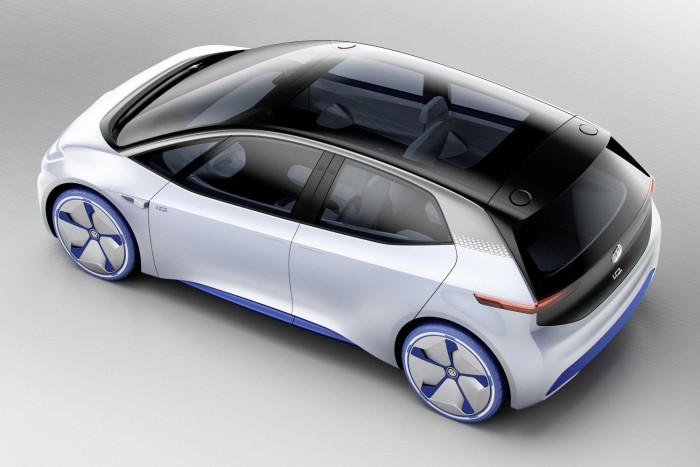 Elektromos társat kap a VW Golf 1 Autonóm közlekedésre is képes lesz az autó. A 2020-as piaci bevezetéskor még nem, ám 2025-től a sofőr beavatkozása nélkül fogja tudni hurcibálni utasait. Ilyenkor a kormánykerék behúzódik a műszerfalba.