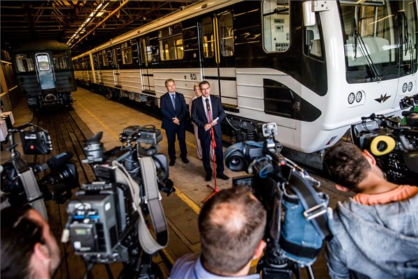 Na mi nem lesz a 3-as metró aranyáron felújított kocsijaiban?! 1 | Vezess Download (1)