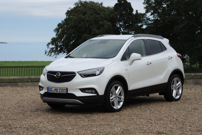 Férfiassággal hódítana az Opel Mokka X 7 A LED-es fényszóró automatikusan állítja a fénycsóvát