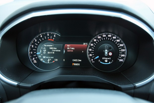 Csak nekünk új: Ford Edge 5 A műszarfal nagy része csak egy kijelző