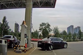 Nézd a nőt, aki képtelen beállni a benzinkútra