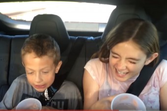 Tesla-apu arcon fröcskölte a srácokat, akik így már tuti nem isznak többet a kocsiban