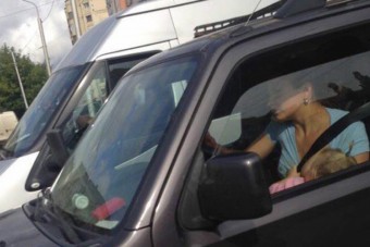 Vezetés közben szoptatott, telefonált