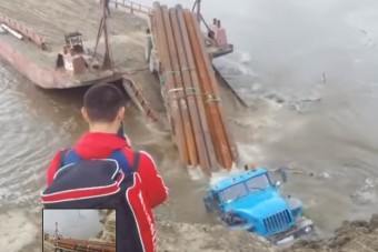 Nézd, ahogy egy egész kamiont nyel el a folyó