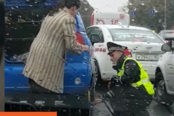 Pozitív felemelő videó egy segítőkész rendőrről