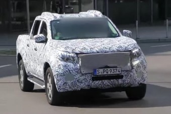 Kémfotókon a Mercedes pickupja