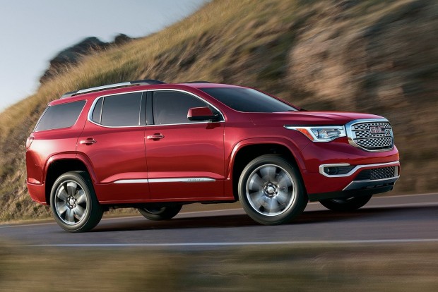 Kocsik, amikben nagyon jó lenni 4 GMC Acadia: a General Motors ötméteres szabadidőjárműve középre rendezett, mechanikus kapcsolókkal egészíti ki az egyre inkább készpénznek vehető multitouch érintőképernyőt. A tesztelők szerint különösen jó az adaptív tempomatja.