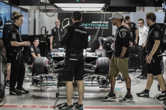 Hamilton: A rajtokon úszhat el a bajnokság