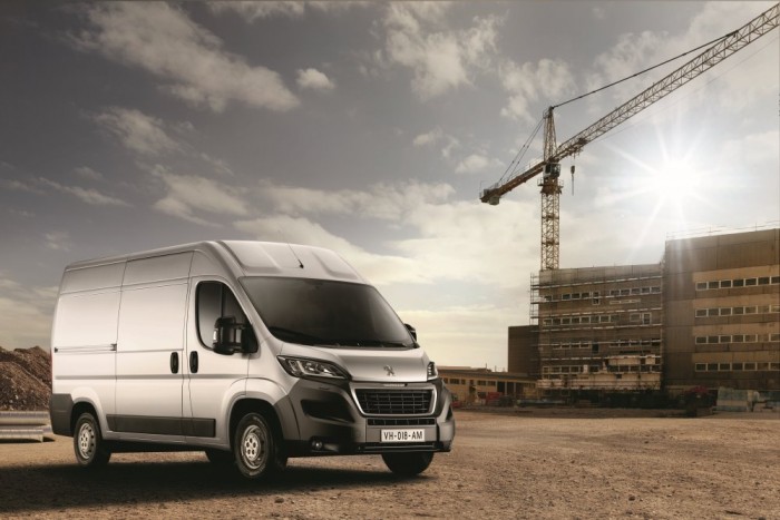 Új motorokkal készül a franciák teherhordója