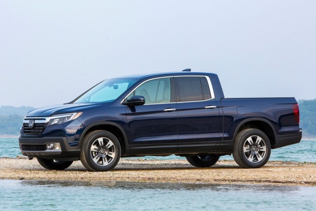 Kocsik, amikben nagyon jó lenni 5 Honda Ridgeline: a Honda önhordó karosszériás pickupja eleve kényelmesebb, mint alvázas-merevtengelyes osztálytársai, de ezen felül is ismer még olyan trükköt, amit mások nem: különleges audiorendszere az egész platót képes hangszóróként hasznosítani, így kempingezéshez, tábortűzhöz nincs jobb választás nála.