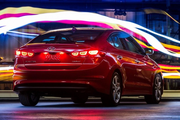 Kocsik, amikben nagyon jó lenni 6 Hyundai Elantra: nocsak, ez az autó (legalábbis valami hasonló, azonos névvel) nálunk is kapható. A koreai szedán felső kategóriás szolgáltatásokat (pl. dugókövetés automatikus kormányzással) kínál, méghozzá sokat, ráadásul tömegpiaci áron. A Hyundai a Top 10-es lista ár/érték bajnoka.