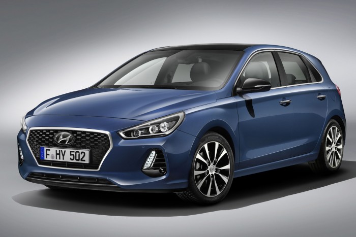 A Hyundai legyőzné a Toyotát 7 Kamerájával és radarérzékelőjével az új i30 figyelmeztet a ráfutásos baleset veszélyére, magától vészfékez városban, adaptív tempomattal meg fáradásfigyelővel segít a vezetőnek, felügyeli a holtteret, korrigálja a sávelhagyást és a radaros, 180 fokban látó keresztirányú forgalomfigyeléssel jelzi, ha kitolatnánk az érkezők elé