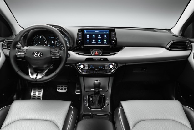 A Hyundai legyőzné a Toyotát 1 Közvetlenebb a kormányzás és a kormány 15 ezredmásodperccel hamarabb reagál mozdulatainkra, mint eddig. A fejlesztők szerint ezt egy fakezű vezető is megérzi