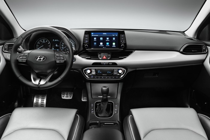 A Hyundai legyőzné a Toyotát 4 Közvetlenebb a kormányzás és a kormány 15 ezredmásodperccel hamarabb reagál mozdulatainkra, mint eddig. A fejlesztők szerint ezt egy fakezű vezető is megérzi