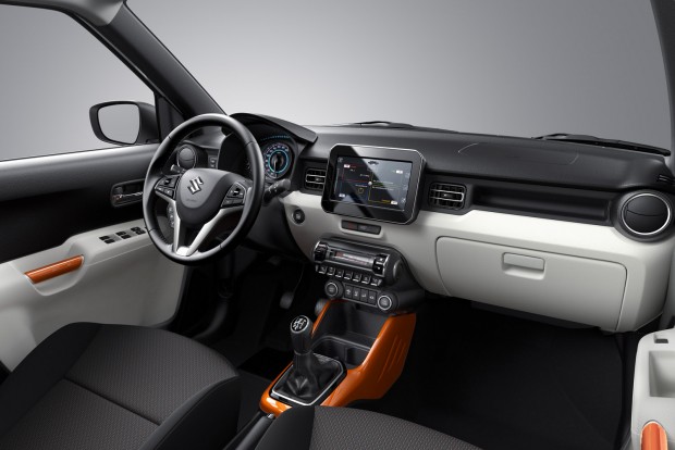 Videón az új Suzuki Ignis 1 Kemény műanyagból van, de nem hat igénytelennek a műszerfal a nagy érintőképernyővel