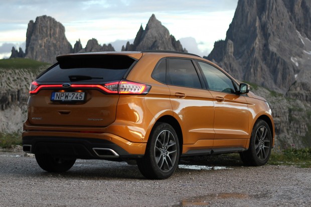 Csak nekünk új: Ford Edge 3 Sötétben látványos a vékony LED csík