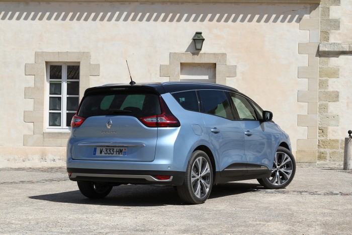 Szebb, de nem okosabb az új Renault Scenic 5 A harmadik üléssor a gyerekek terepe