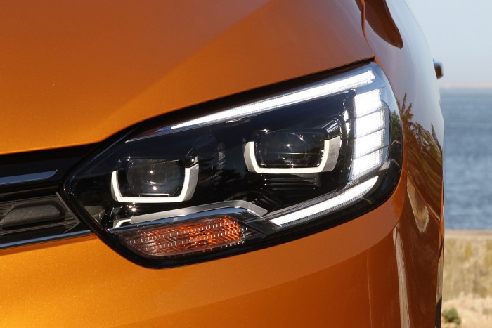 Szebb, de nem okosabb az új Renault Scenic 6 LED-es is lehet a fényszóró