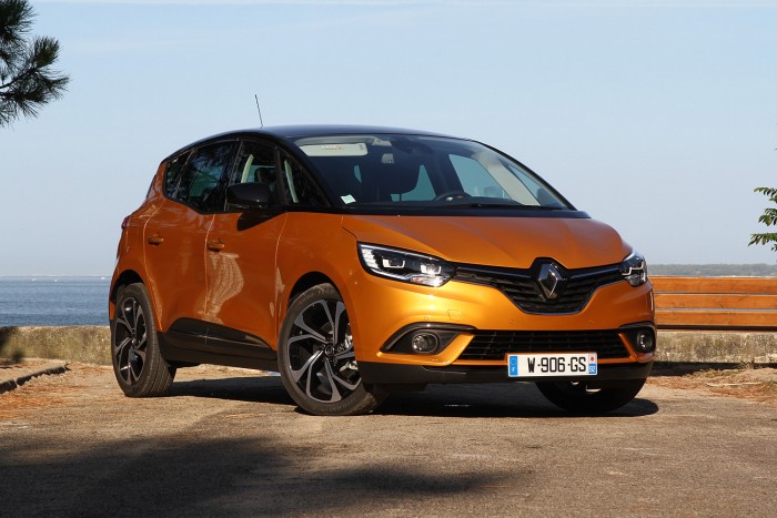 Szebb, de nem okosabb az új Renault Scenic 12 A rövid, benzines változat sokkal élet telibbnek tűnt, mint a nagy dízel