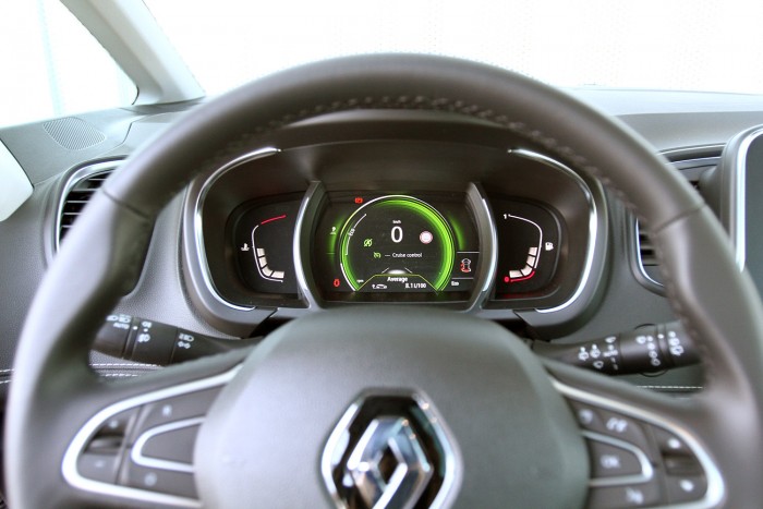 Szebb, de nem okosabb az új Renault Scenic 7 Digitális műszerfal, head up display-jel megtámogatva