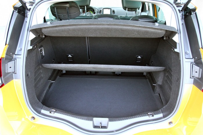 Szebb, de nem okosabb az új Renault Scenic 8 Kétemeletes csomagtartó
